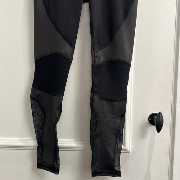 🐈⬛MICHI Black Mesh “INSTINCT” Workout Leggings - size XS- *worn once*🐈⬛ - Picture 2 of 6